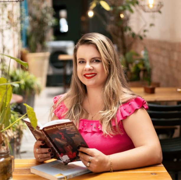 foto de Amanda Ferreira com um livro